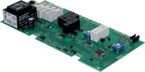 PCB mit mehreren Relais und elektronischen Bauteilen, hergestellt von Wolf. Zeigt Anschlussmöglichkeiten und integrierte Schaltkreise auf einer grünen Leiterplatte.